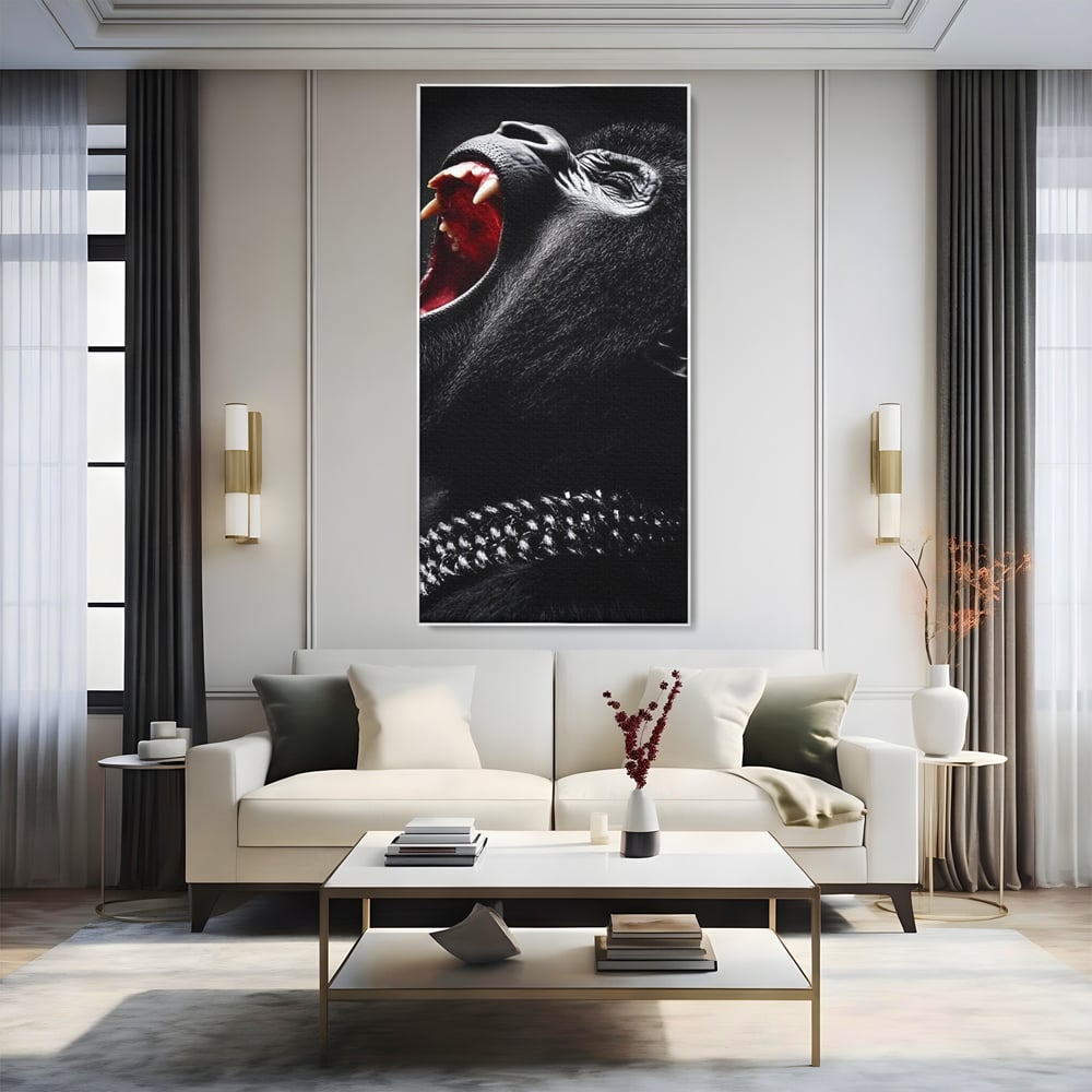 Tablou canvas cu tablou canvas cu gorila furioasa, in rama de aluminiu argintiu, pe perete intr-un living